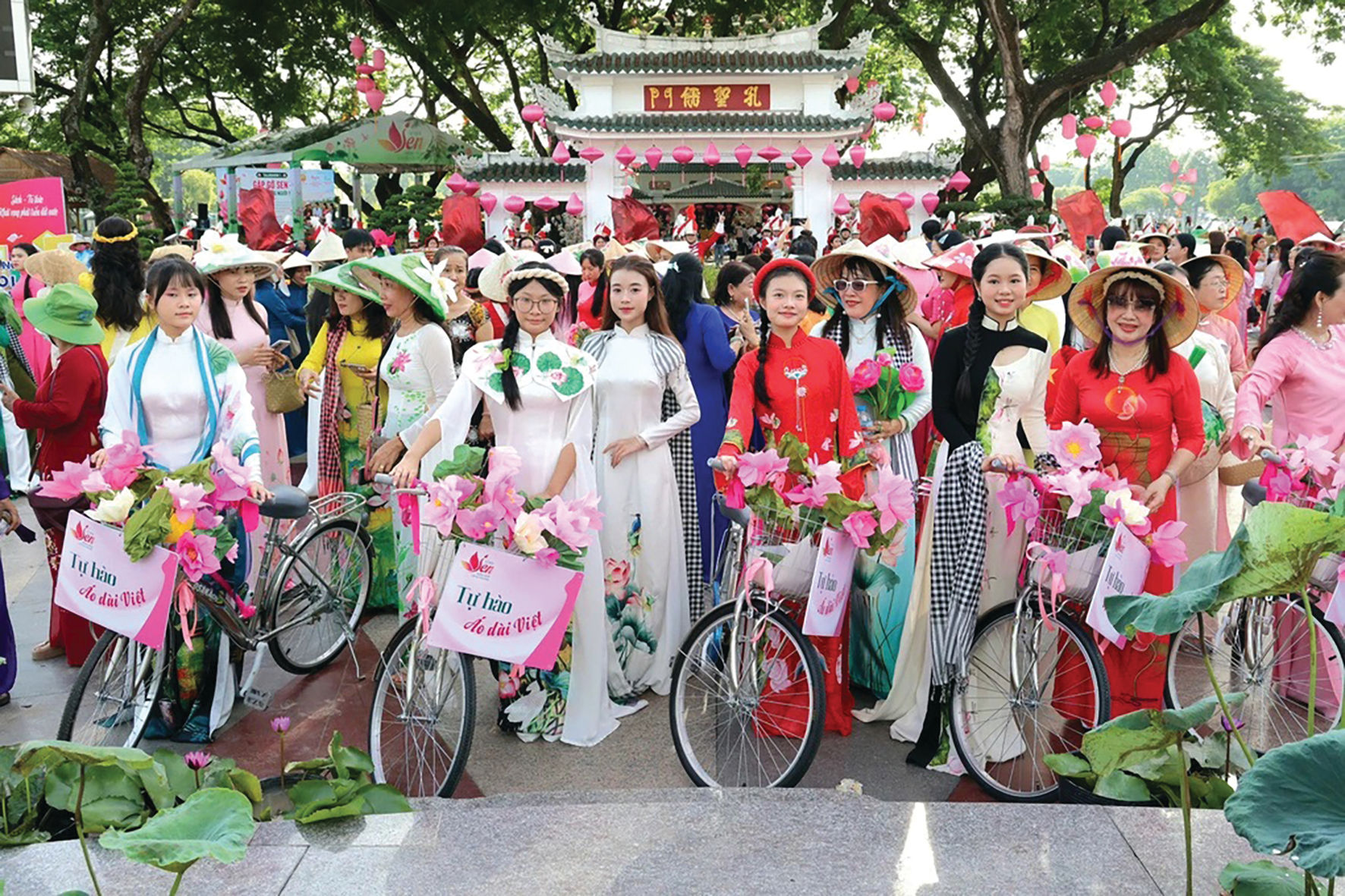Diễu hành áo dài tại Lễ hội Sen Đồng Tháp lần thứ ba tổ chức tại phường Cao Lãnh