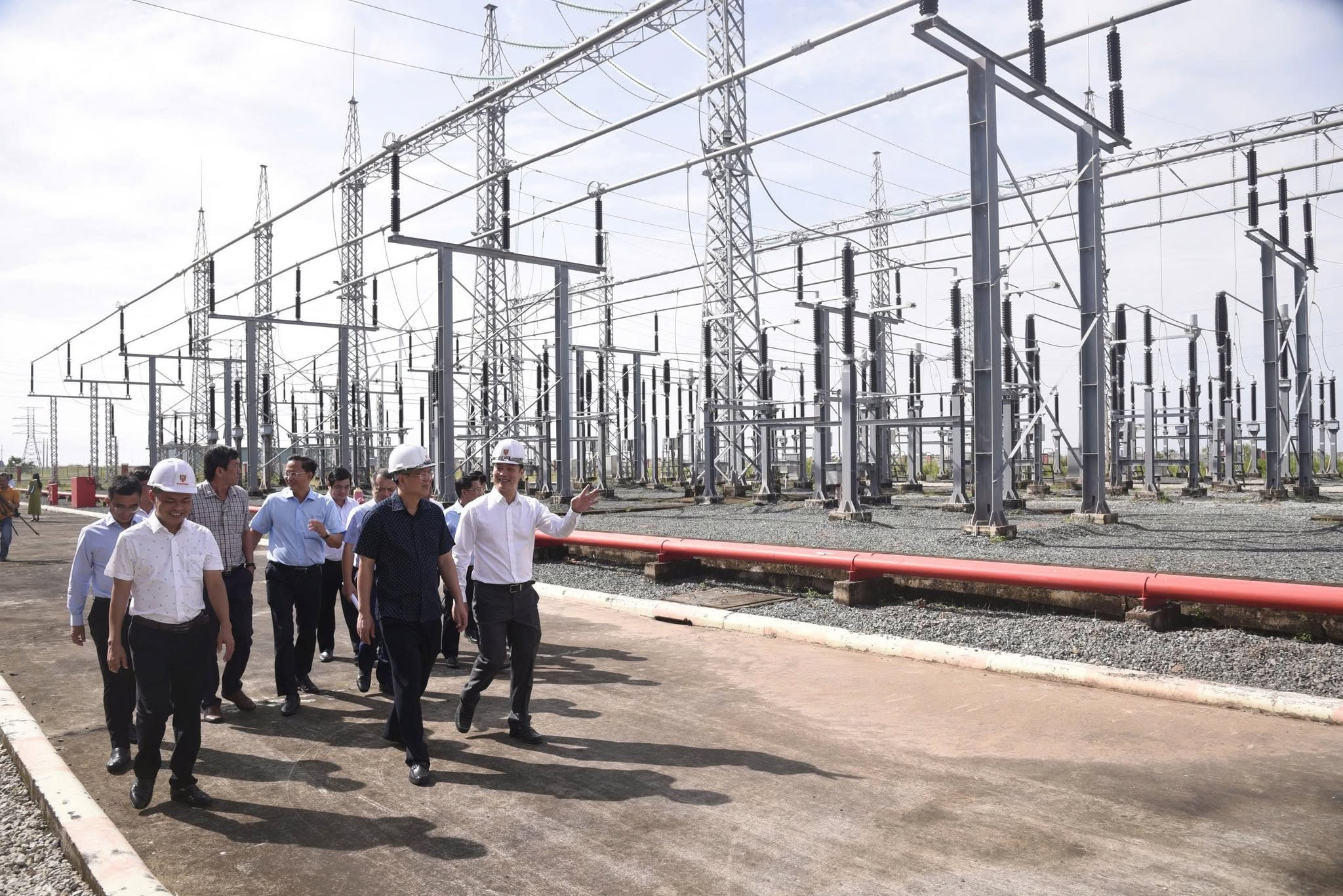 Bí thư Tỉnh uỷ Nguyễn Hồ Hải và đoàn công tác khảo sát Trạm biến áp 220 kW của Nhà máy.