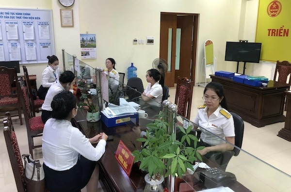 Công chức Thuế tỉnh Điện Biên hỗ trợ người nộp thuế