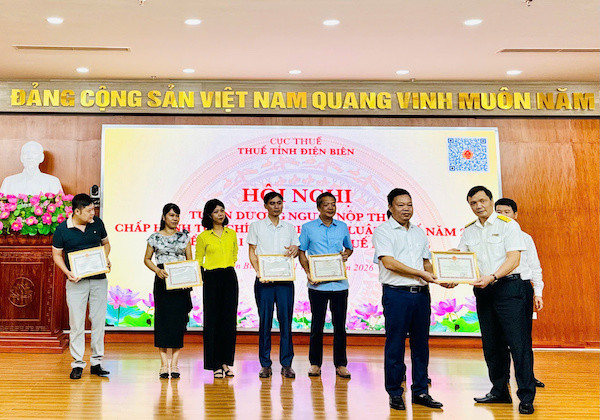 Ông Nguyễn Quang Việt, Trưởng Thuế tỉnh Điện Biên tăng bằng khen cho các doanh nghiệp