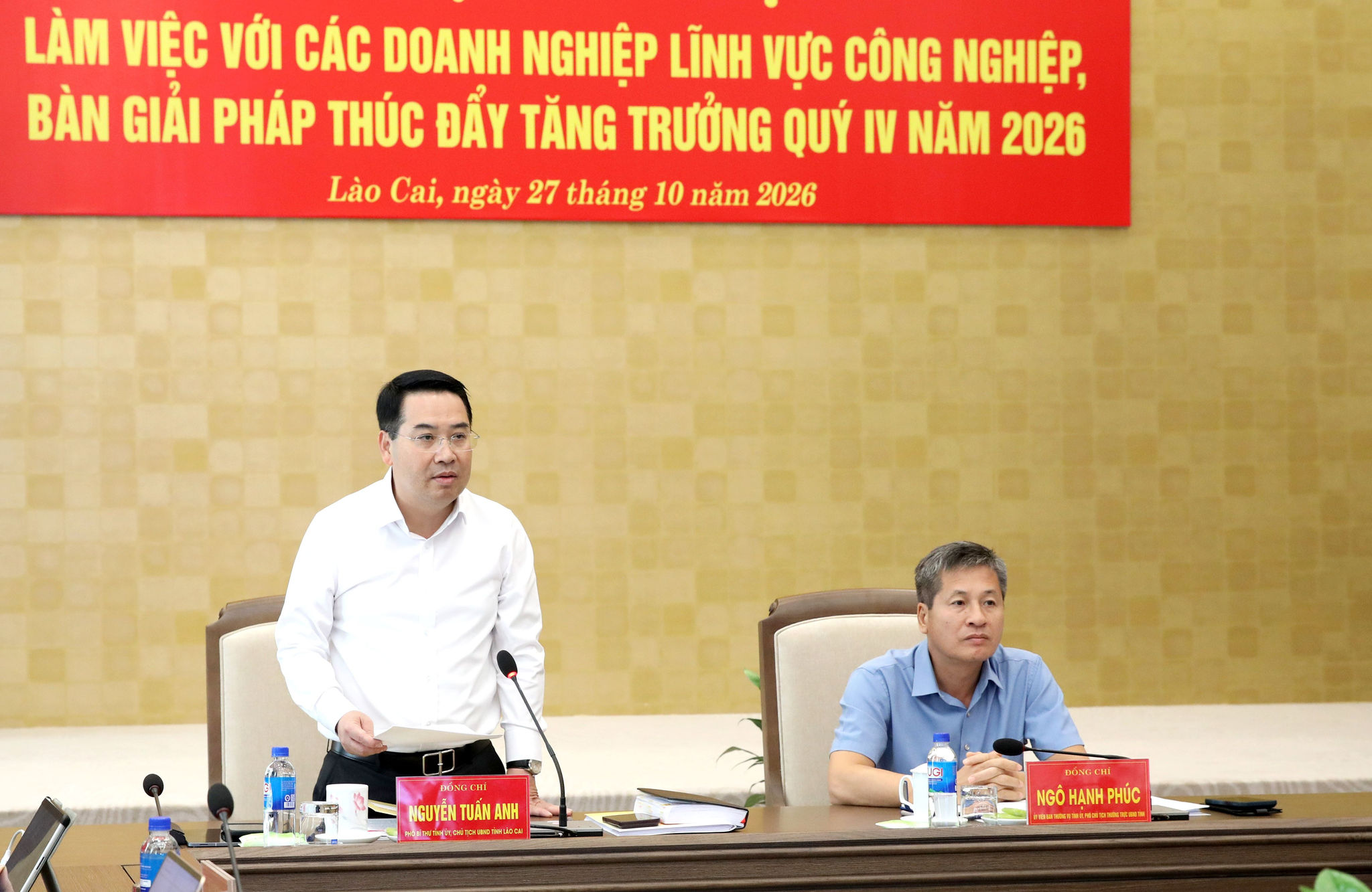 Phó Bí thư Tỉnh ủy, Chủ tịch UBND tỉnh Lào Cai Nguyễn Tuấn Anh, Phó Chủ tịch Thường trực UBND tỉnh Ngô Hạnh Phúc đồng chủ trì hội nghị.