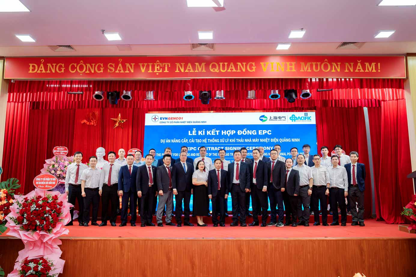 Các đồng chí lãnh đạo, đại biểu, Chủ đầu tư và Liên danh Nhà thầu chụp ảnh lưu niệm tại Lễ ký kết Hợp đồng EPC.