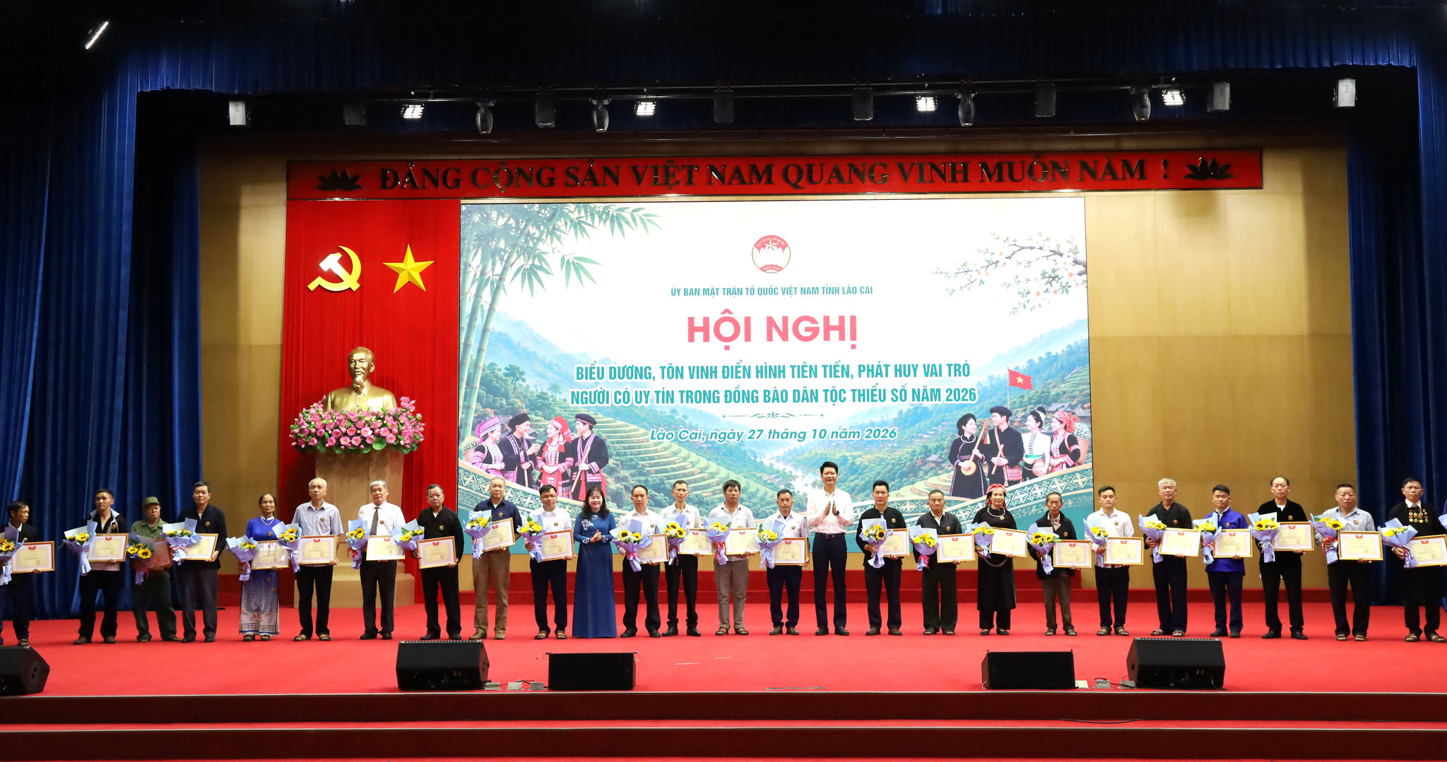 Đồng chí Nguyễn Thế Phước, Phó Bí thư Tỉnh ủy, Chủ tịch Ủy ban MTTQ Việt Nam tỉnh; đồng chí Hoàng Thị Thanh Bình, Phó Chủ tịch HĐND tỉnh tặng Bằng khen và hoa cho người uy tín