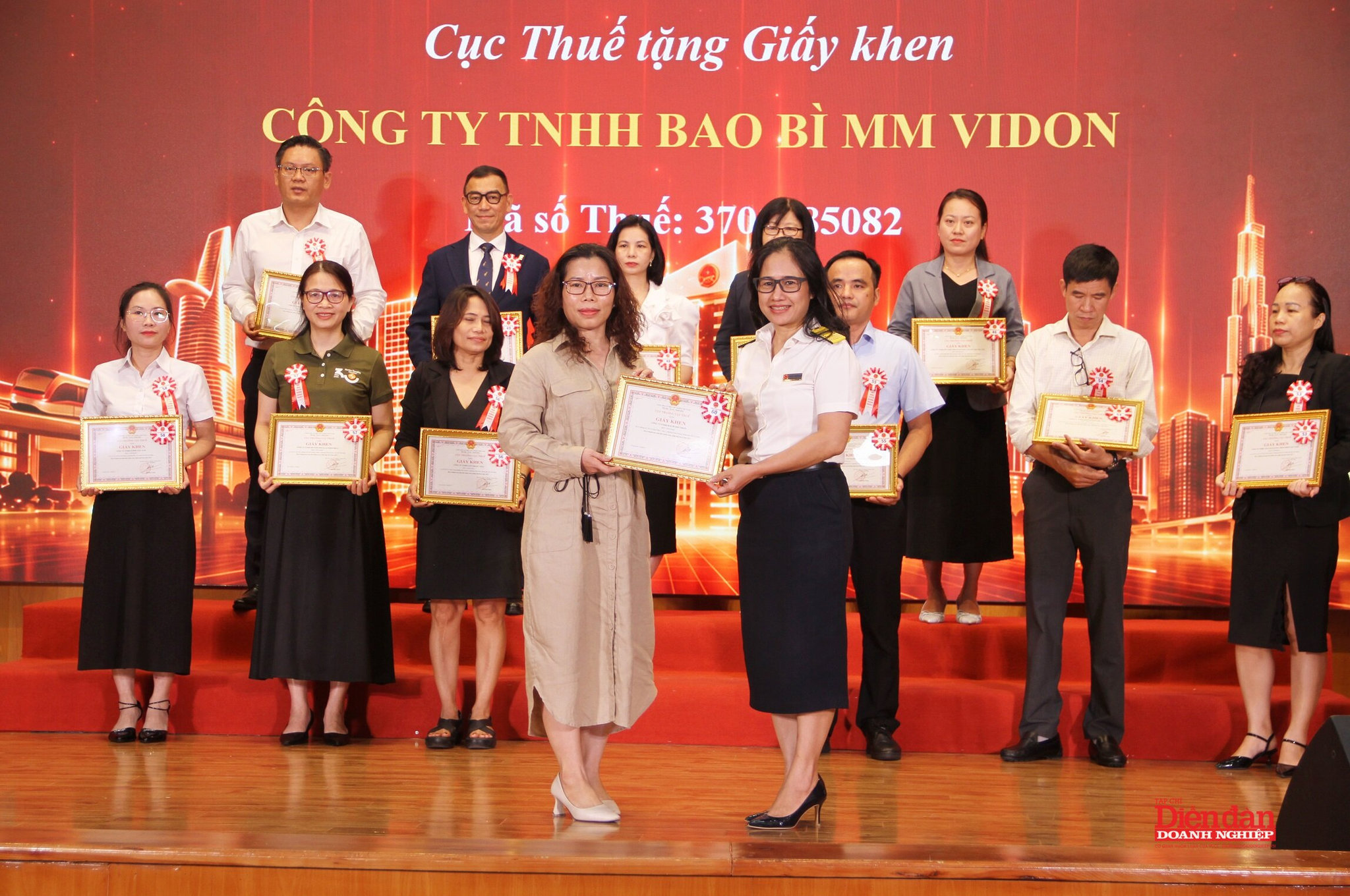 Bà Nguyễn Thị Thu Phương - Phó Trưởng Thuế TPHCM trao Giấy khen của Cục Thuế cho các doanh nghiệp có đóng góp lớn cho ngân sách nhà nước
