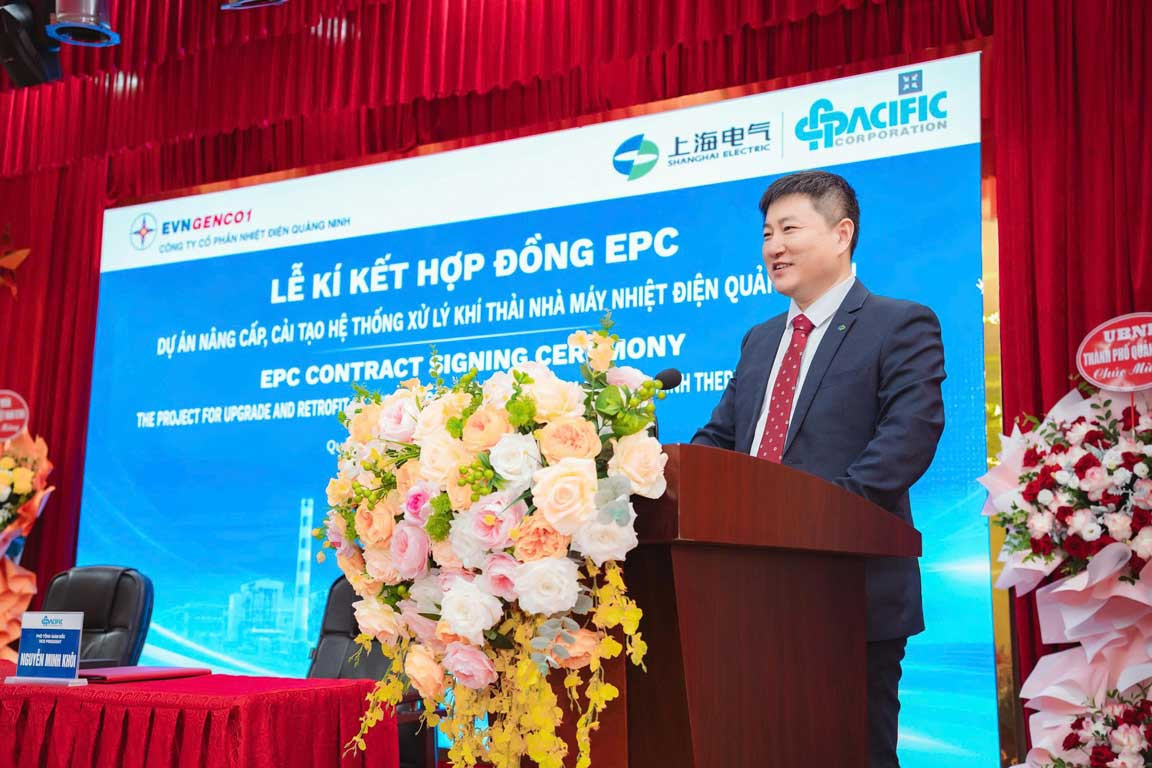 Ông Chen Hao – Phó Tổng Giám đốc Shanghai Electric Power Generation Engineering, đại diện Liên danh Nhà thầu phát biểu tại buổi lễ.