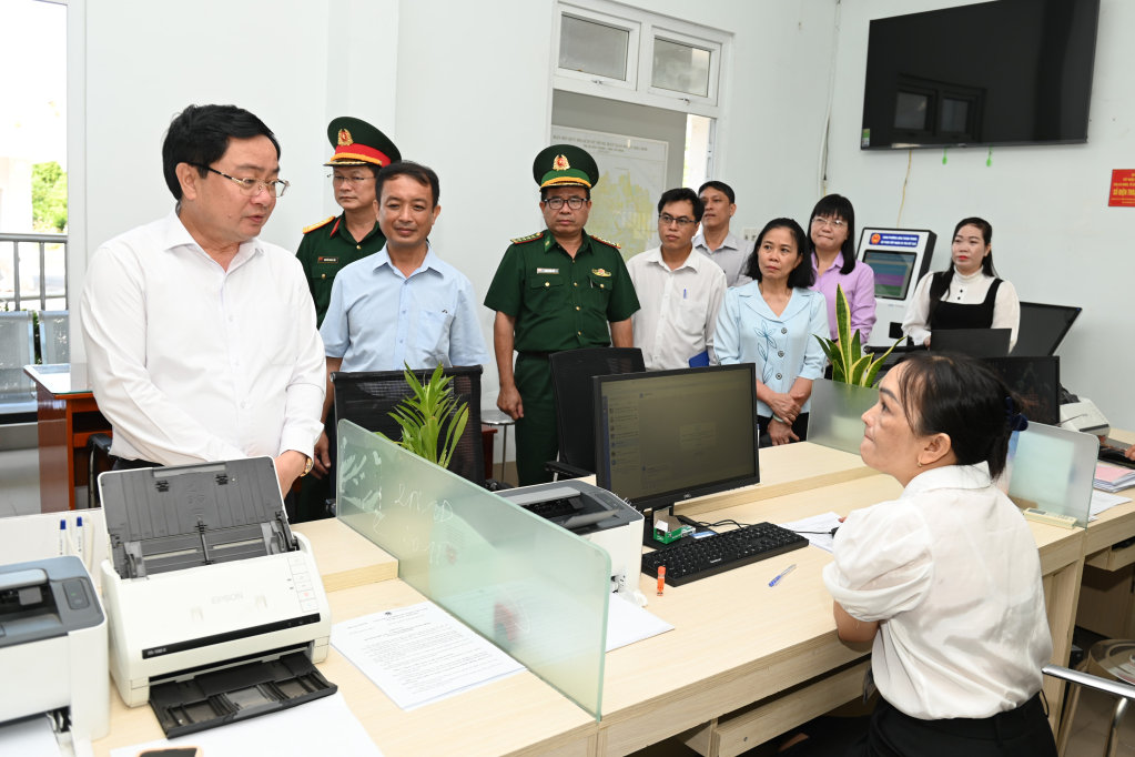 Ủy viên Trung ương Đảng, Bí thư Tỉnh ủy Nguyễn Văn Quyết tham quan Trung tâm Phục vụ hành chính công phường Hòa Thành