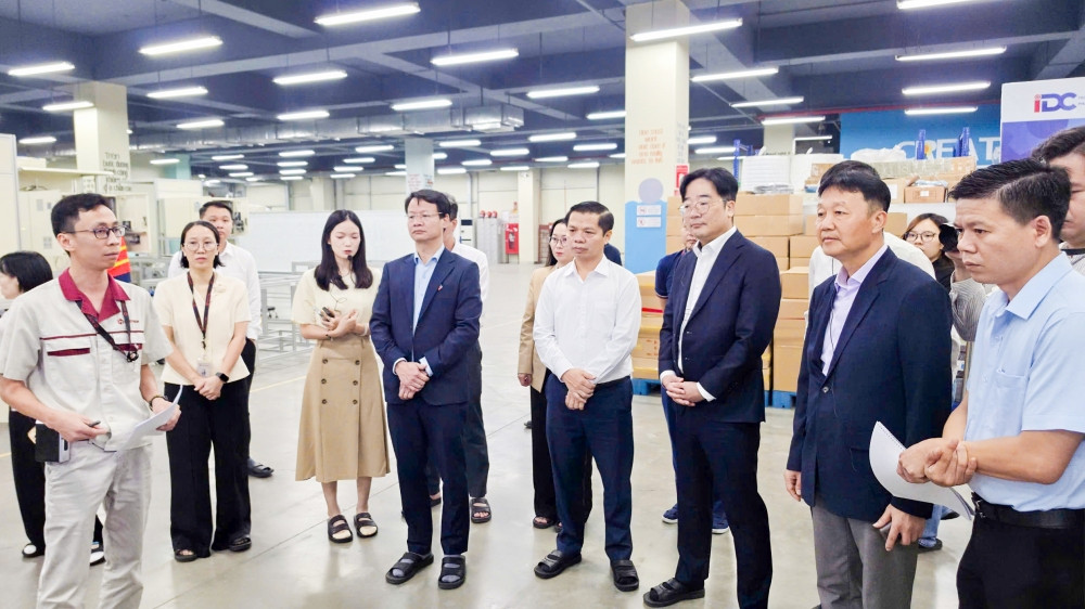 Các đại biểu tham quan xưởng sản xuất tại một doanh nghiệp tham gia dự án Hợp tác phát triển Nhà máy thông minh tại Bắc Ninh