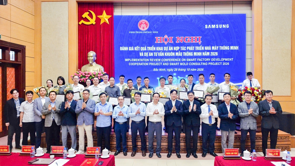 Các đại biểu và đại diện doanh nghiệp chụp ảnh lưu niệm tại Hội nghị