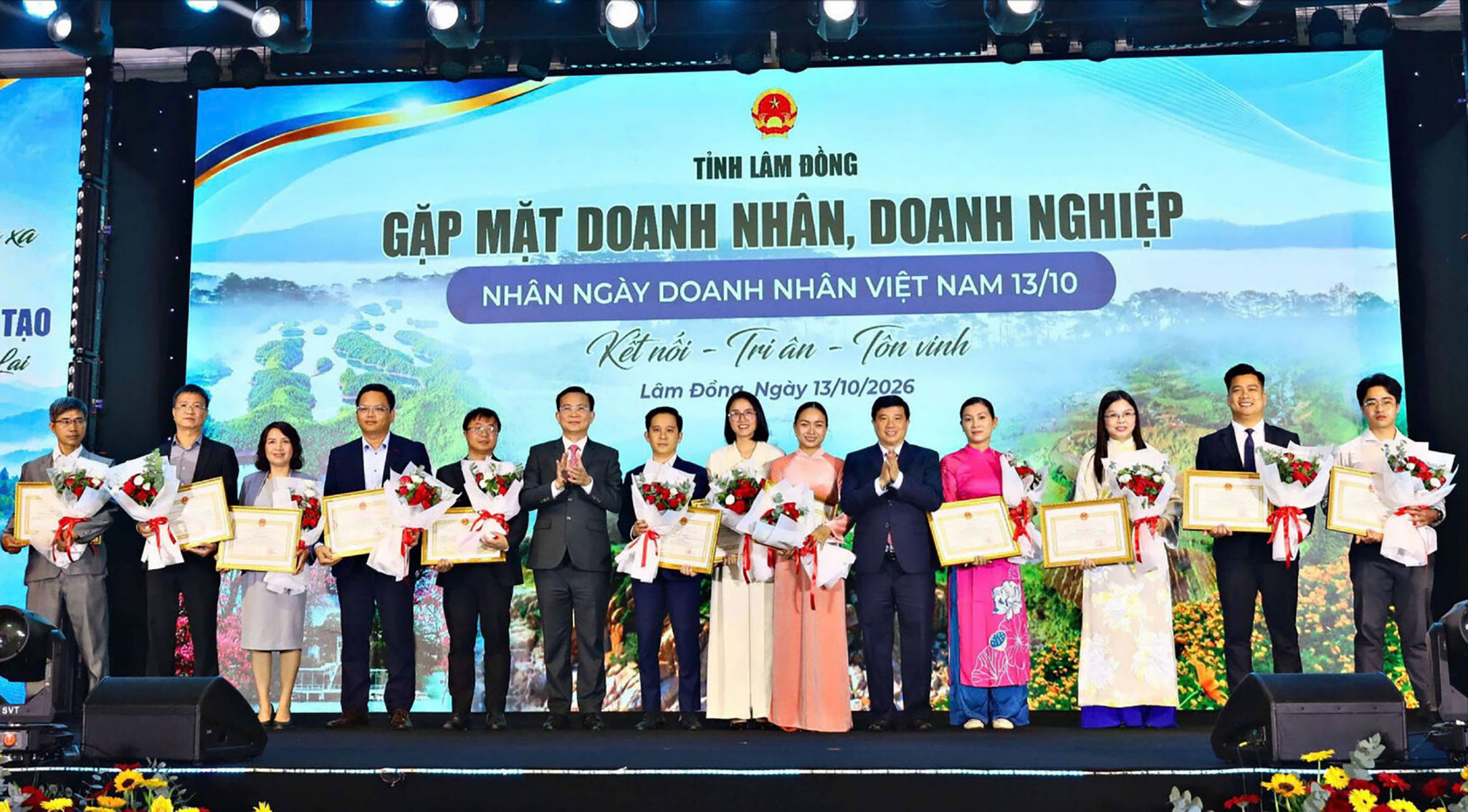Lãnh đạo tỉnh Lâm Đồng tặng bằng khen cho các doanh nhân, doanh nghiệp tiêu biểu