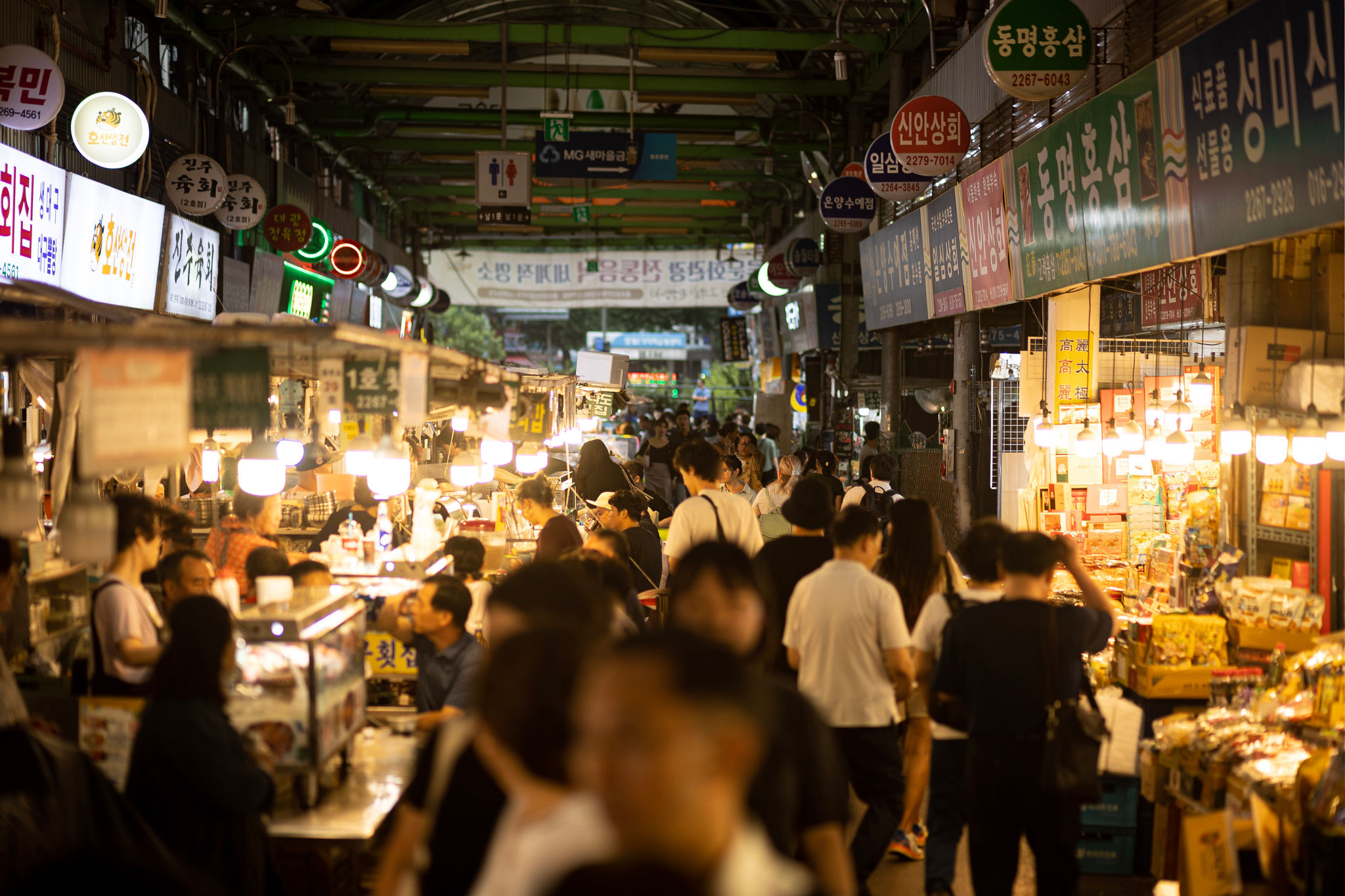 Chợ Gwangjang, nơi nhiều du khách thưởng thức ẩm thực đường phố vào đêm muộn