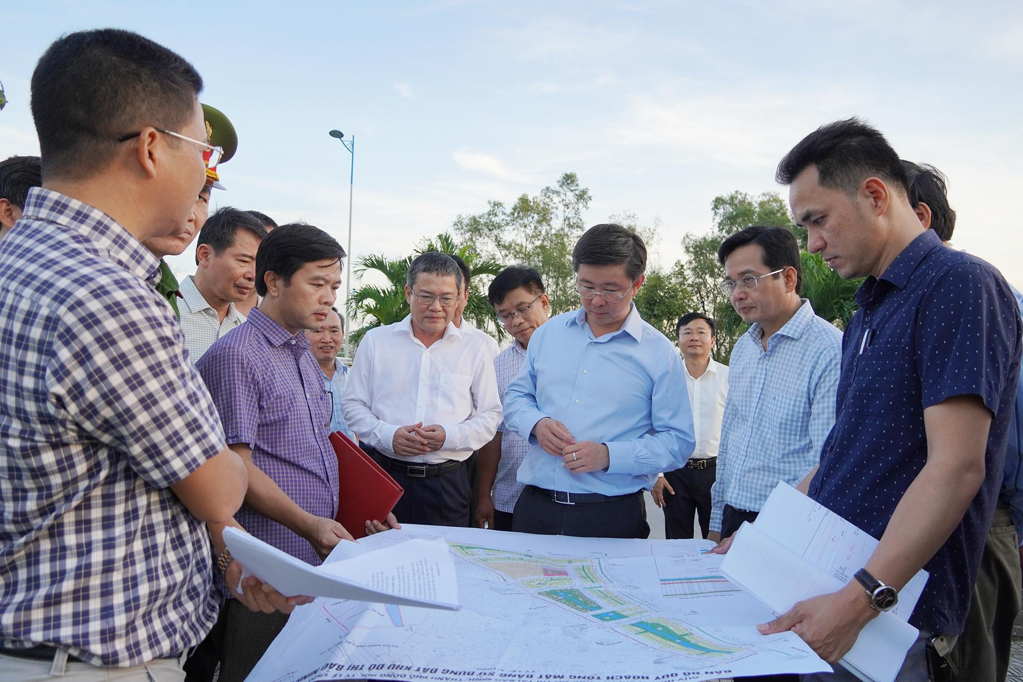 Chủ tịch UBND tỉnh Bùi Hoàng Phương kiểm tra dự án trên địa bàn (Ảnh Hồng Lựu)