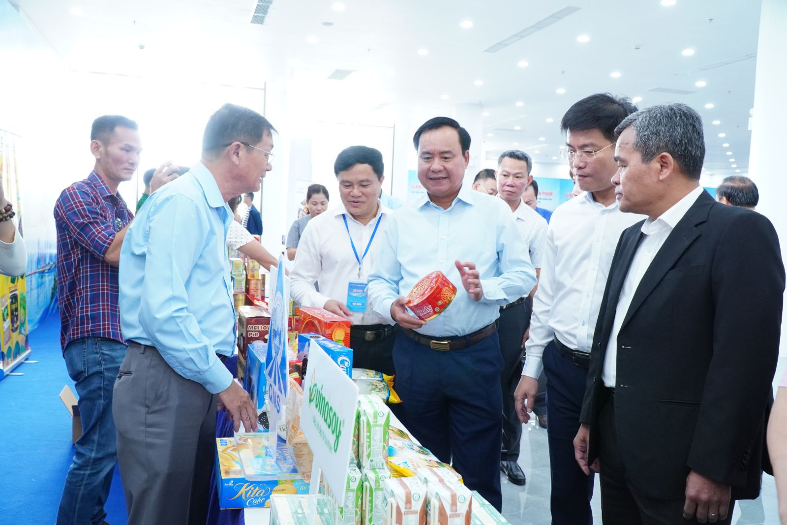 Đại biểu tham quan và trải nghiệm các sản phẩm OCOP của Quảng Ngãi tại khu vực hội thảo