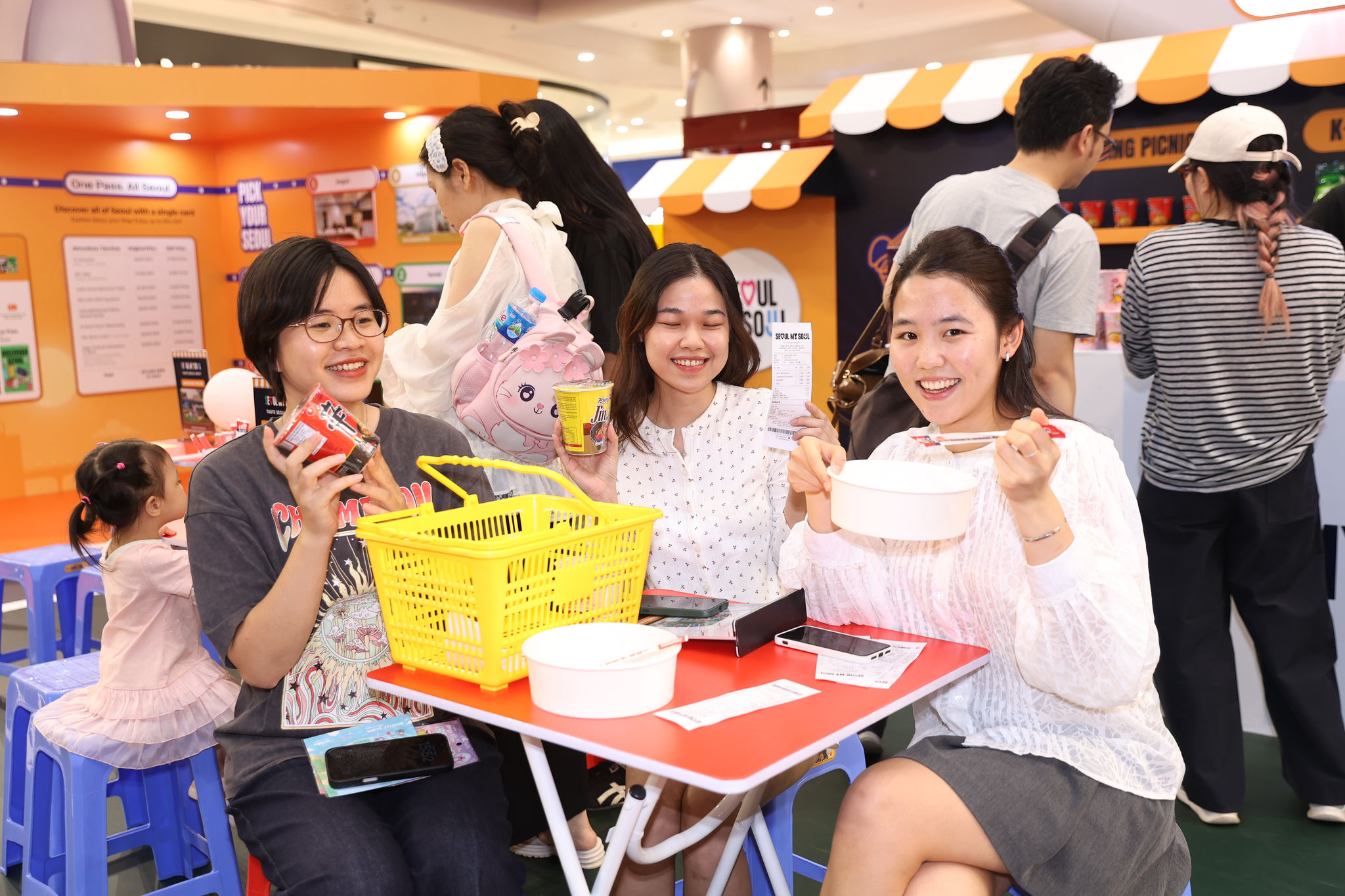 Khách tham quan trải nghiệm khu chụp ảnh picnic sông Hàn và ẩm thực Hàn Quốc