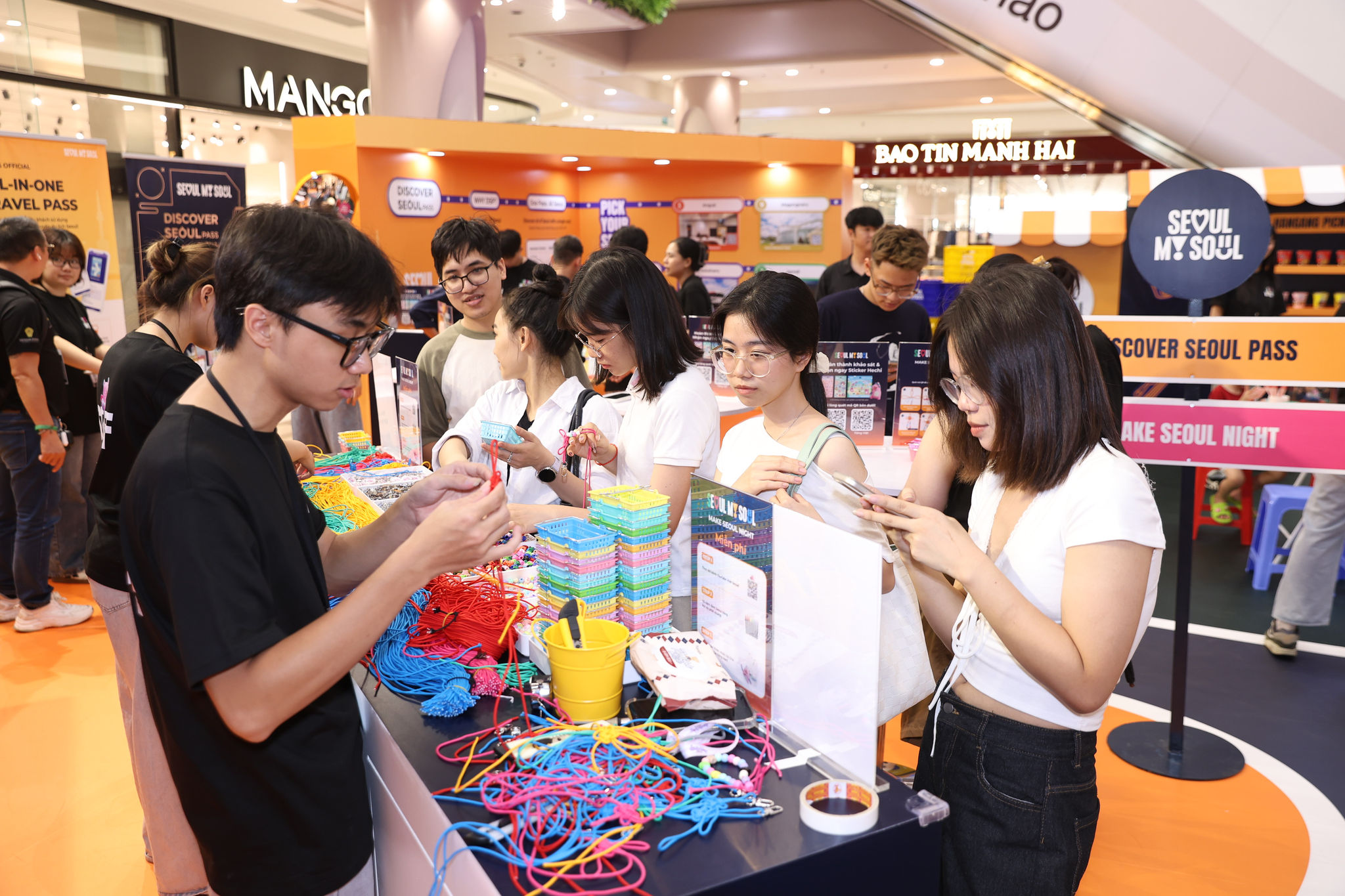 Khách tham quan trải nghiệm làm móc khóa