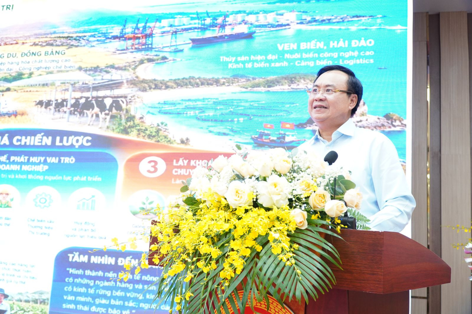 Thứ trưởng Bộ Nông nghiệp và Môi trường Võ Văn Hưng phát biểu tại hội thảo