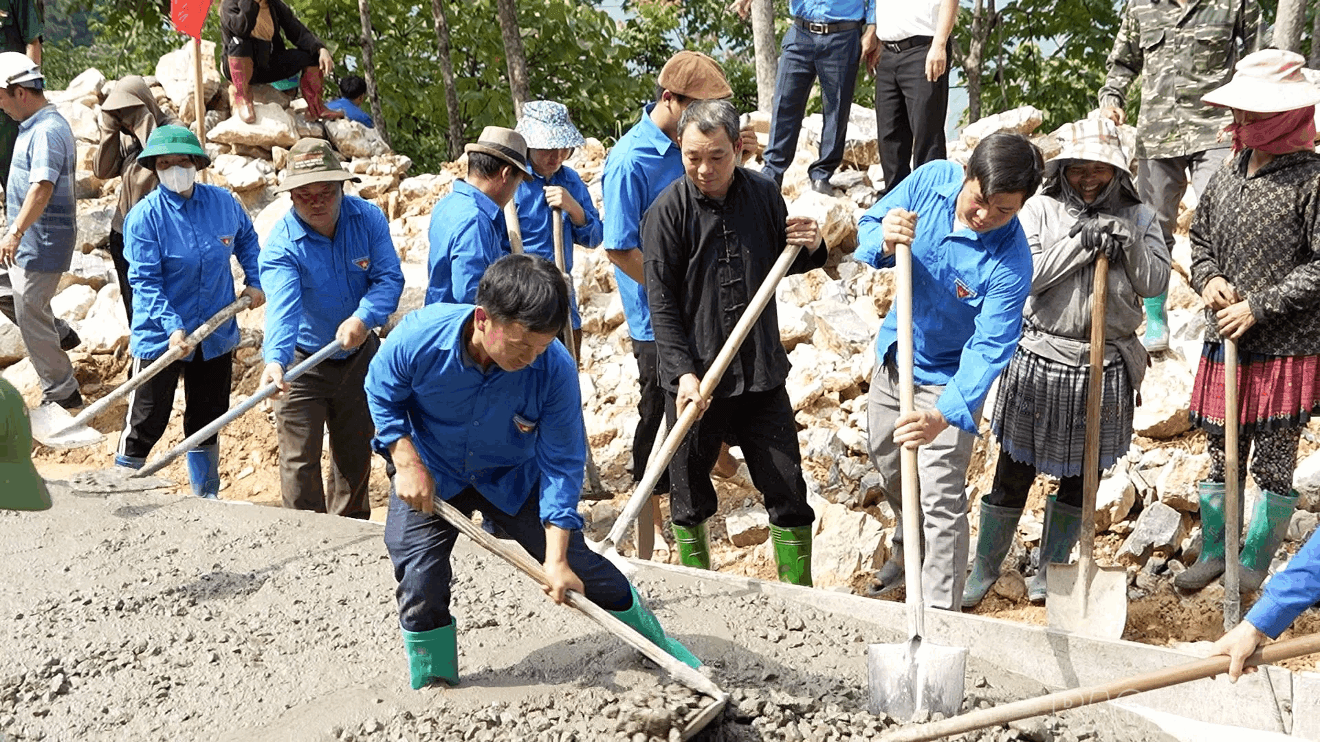 Người dân xã Sín Chéng làm đường Giao thông nông thôn1