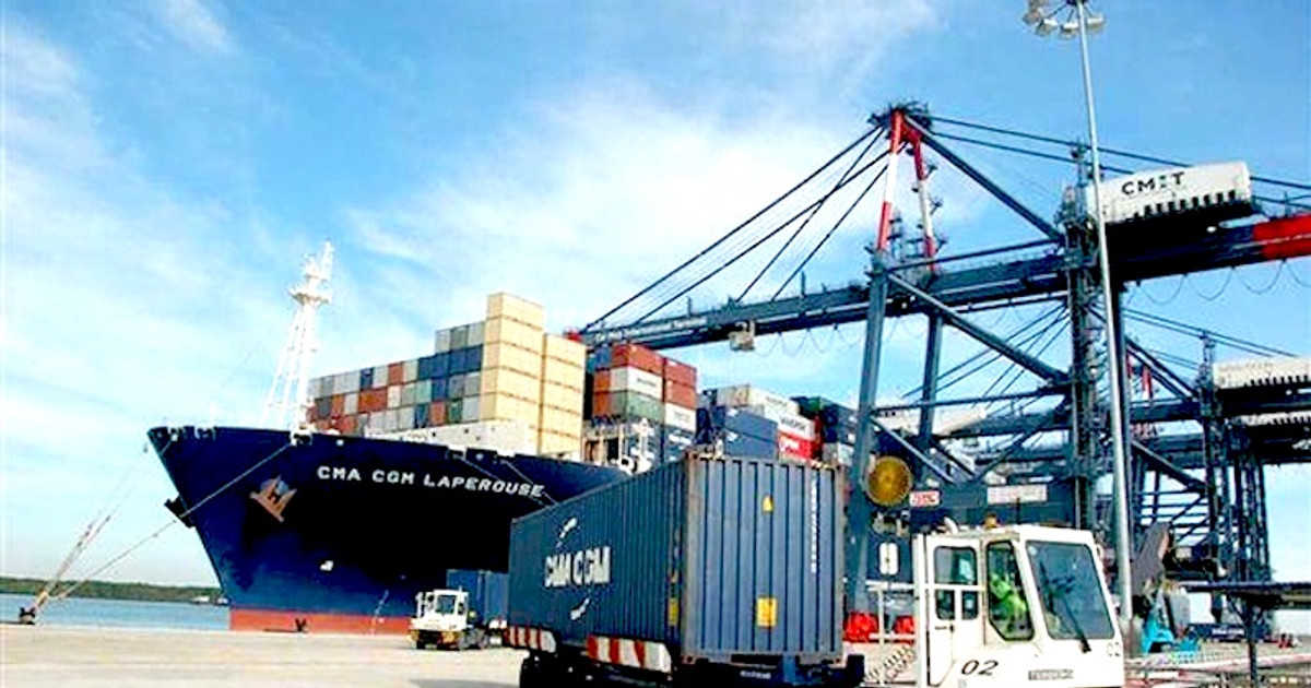 Chính thức điều chỉnh tăng 10% giá bốc dỡ container cảng biển