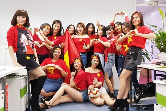 Dân văn phòng cổ vũ tuyển U23 Việt Nam