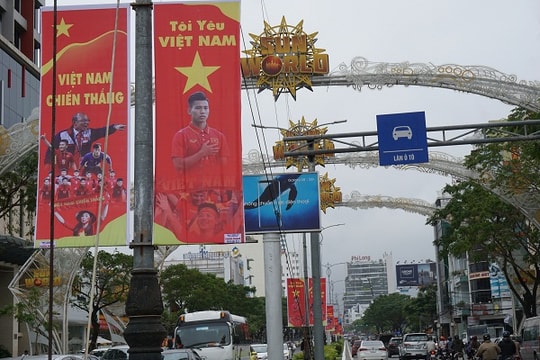 Đà Nẵng ngập tràn sắc đỏ trước trận chung kết U23 Việt Nam - U23 Uzbekistan