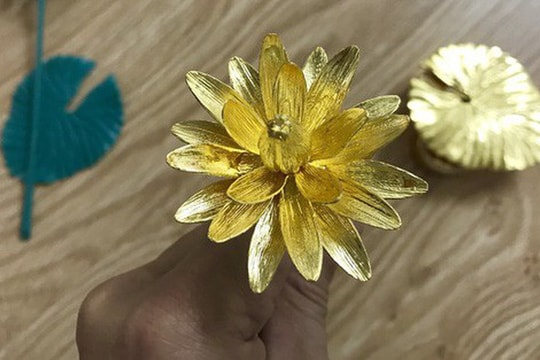 Đại gia Việt chi 200 triệu mua hoa súng bằng vàng nguyên khối làm quà tặng vợ ngày 8/3