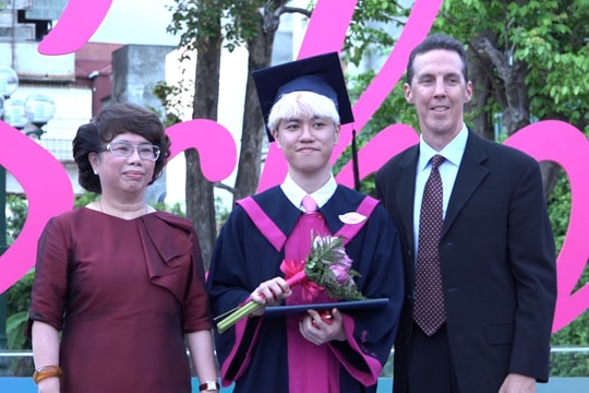 21 học sinh lớp 12 khóa 1 trường TH School chính thức tốt nghiệp