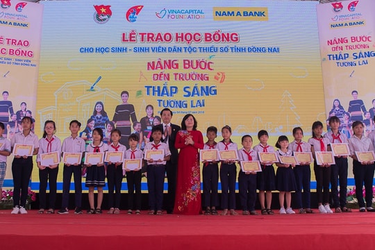 Nam A Bank trao học bổng cho học sinh, sinh viên dân tộc thiểu số tại Đồng Nai