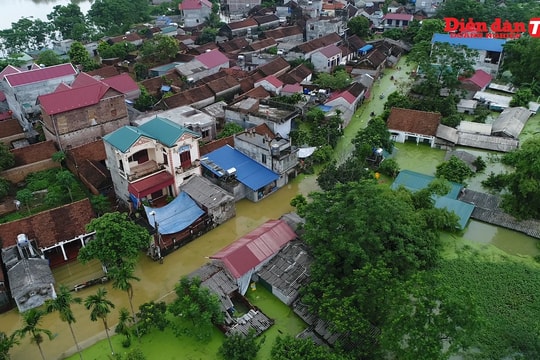 Vùng "rốn lũ" Hà Nội ngập trong biển nước nhìn từ flycam