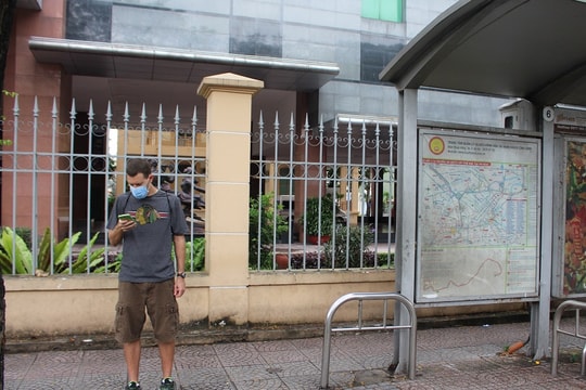 Sao lại "tiết kiệm" tiếng Anh ở thành phố du lịch?