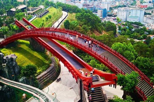 Cộng đồng mạng “phát cuồng” với màn tỏ tình siêu lãng mạn tại Cầu Koi