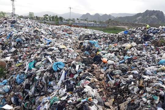 Nghệ An: Rác thải “bao vây” thị xã Hoàng Mai