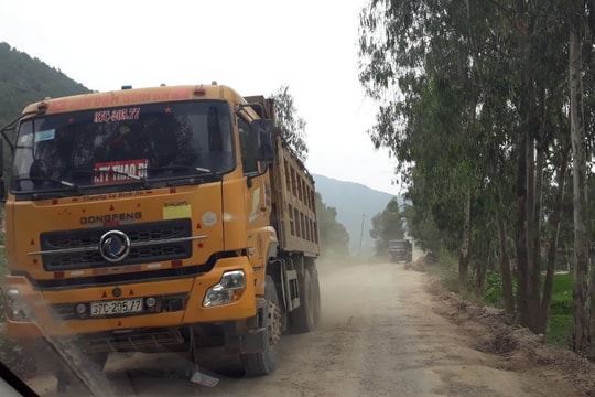 Vụ người dân tập kết đất, đá chặn xe quá tải ở Nghệ An: Cơ quan chức năng nói gì?