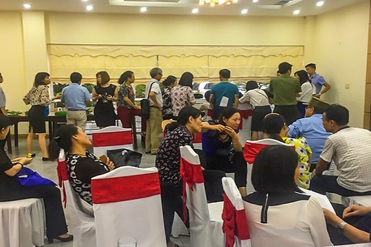 Khách hàng buộc phải trực tiếp đến địa điểm giao dịch của ngân hàng khi gửi tiền tiết kiệm