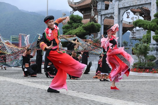 Show diễn "Vũ điệu trên mây" chinh phục khán giả ngay từ ngày đầu ra mắt