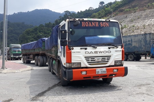 Xe tải trọng biển kiểm soát Lào “đại náo” đường Việt: Cơ quan chức năng "bất lực"?