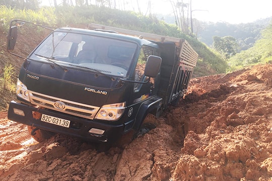 Kon Tum: Đường tỉnh lộ cứ mưa... là thành “cháo”