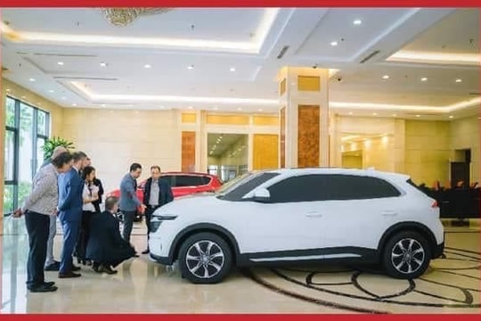 Chủ tịch Phạm Nhật Vượng đích thân thử 2 mẫu xe mới của VinFast cạnh tranh Hyundai Kona và Honda CR-V