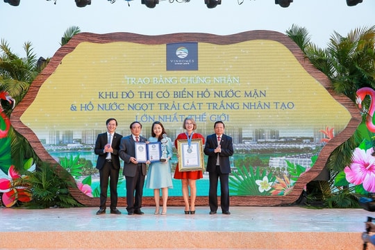 Vinhomes Ocean Park đạt kỷ lục “Khu đô thị có biển hồ nước mặn và hồ nước ngọt nhân tạo trải cát trắng lớn nhất thế giới”