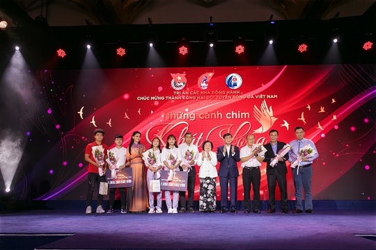 Hơn 2 tỷ đồng gây quỹ cho Quỹ Học bổng Vừ A Dính và CLB "Vì Hoàng Sa – Trường Sa thân yêu"