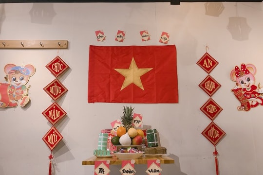 Tết Ta ở trời Tây: Xa mà gần, gần nhưng thật xa!