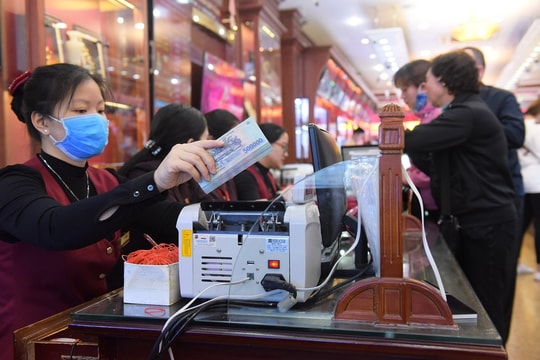 Giá vàng còn tiếp tục tăng vì SARS-CoV-2?