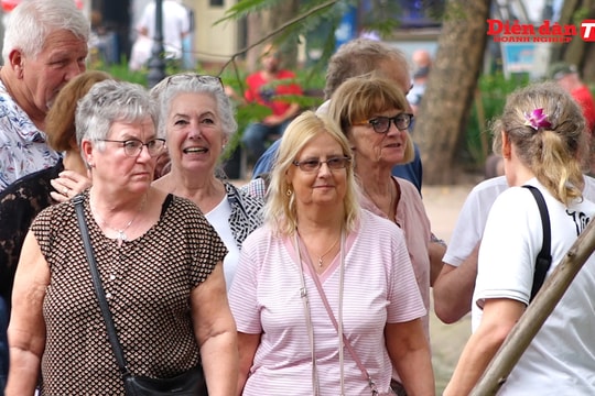 [COVID-19] Du khách nước ngoài lý giải việc không đeo khẩu trang