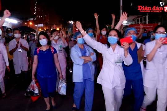 Niềm vui dỡ phong tỏa Bệnh viện Bạch Mai