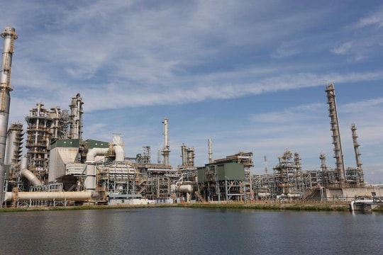 Không nên dừng nhập khẩu xăng dầu