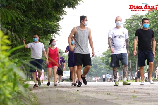 Người dân Hà Nội đổ ra đường trước ngày hết cách ly xã hội