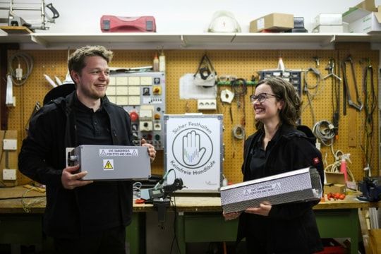 Công ty khởi nghiệp Đức gây sốt khắp thế giới với thang máy diệt virus corona