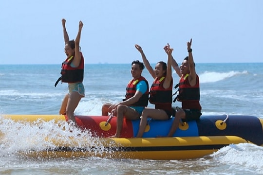 Lapochine Beach Resort khai trương dịch vụ thể thao dưới nước đầu tiên tại bãi biển Thuận An, Huế