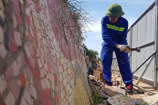 Cận cảnh phá dỡ 600m con đường gốm sứ Hà Nội