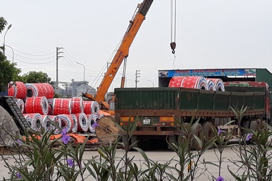 Vì sao xe chở tôn cuộn có dấu hiệu quá tải vẫn “vô tư” tung hoành QL8A?