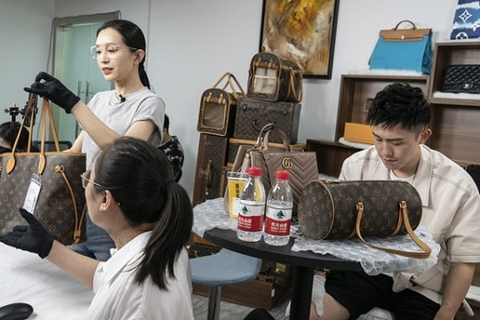 Dùng KOLs livestream bán hàng xa xỉ cho khách hàng Trung Quốc