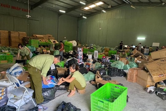 Phát hiện kho hàng lậu “khủng” giữa Thủ đô